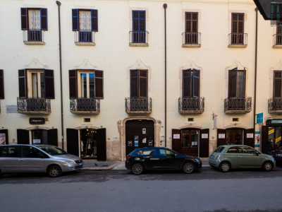La facciata color crema � imponente ma molto semplice nei decori e caratterizza una struttura che si eleva su tre piani scanditi da sette accessi al piano terra